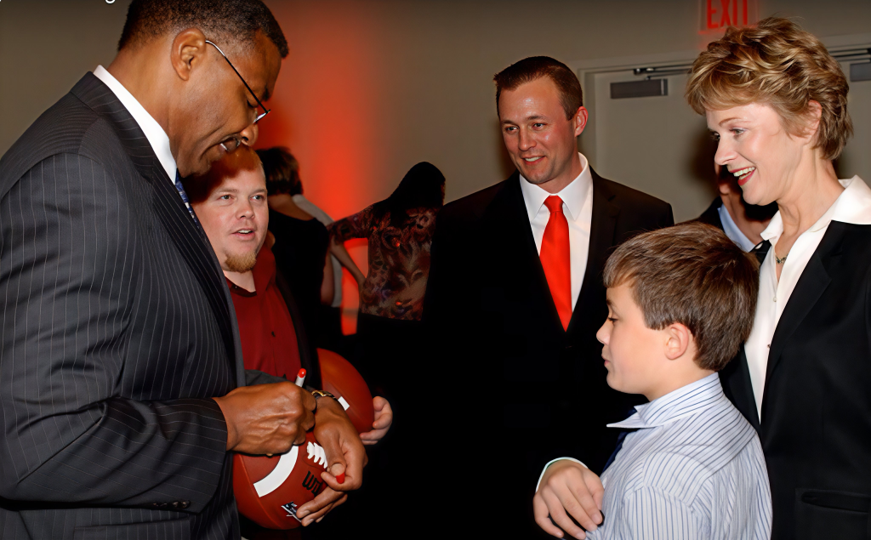 Lee Roy Selmon signing football